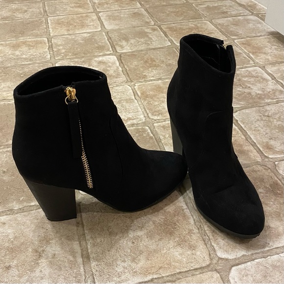 Journee Collection | outside zip | stacked heeled booties - Picture 4 of 9